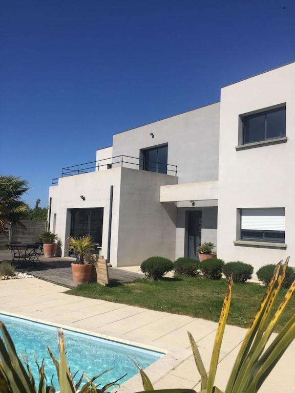 Maison Moderne Avec Piscine Chauffee Dans La Baie Du Mont St Michel 200M2 Yquelon Exterior photo